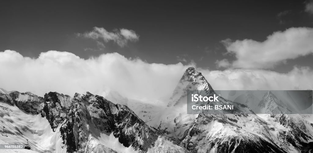 Schwarz-weiß panorama von schneebedeckten Berge - Lizenzfrei Anhöhe Stock-Foto