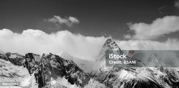 Schwarzweiß Panorama Von Schneebedeckten Berge Stockfoto und mehr Bilder von Anhöhe - Anhöhe, Beleuchtungstechnik, Berg