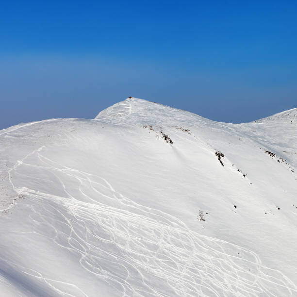 abseits der piste hang mit spuren von ski und snowboards - ski trace stock-fotos und bilder