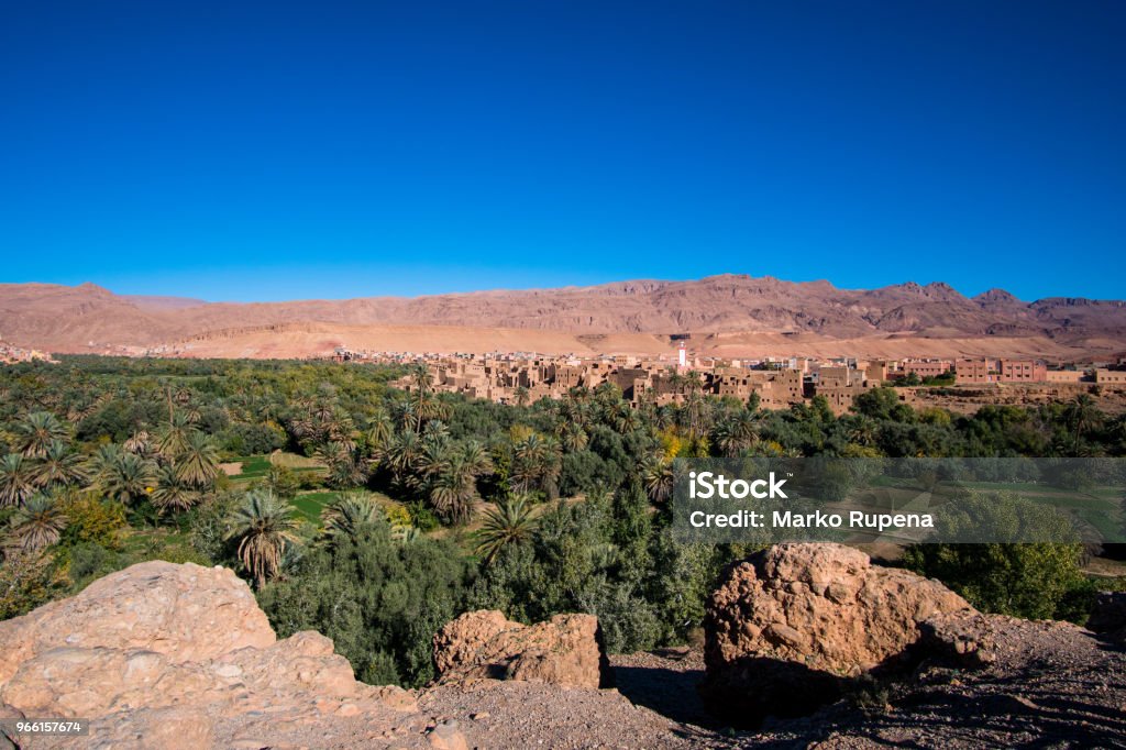 Landschaftsansicht Atlasgebirge und Oase rund um Douar Ait Boujane Dorf in Todra Schlucht in Tinghir, Marokko - Lizenzfrei Afrika Stock-Foto