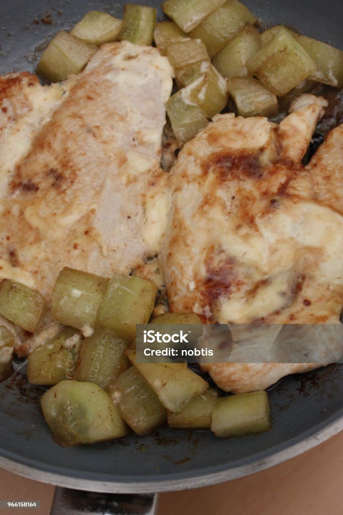 Putenschnitzel mit frischer Sahne und Gurke gekocht - Lizenzfrei Abnehmen Stock-Foto