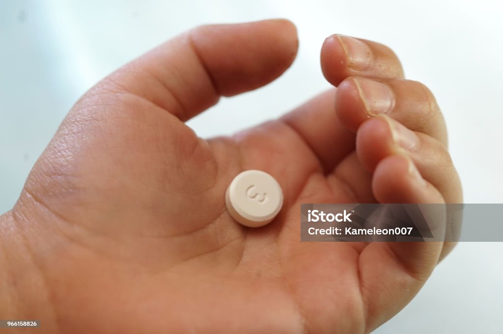 младенческая рука с лекарствами - Стоковые фото Антиоксидант роялти-фри