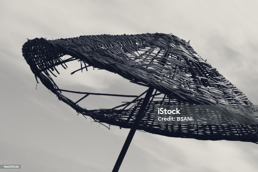 Schwarz / weiß alten Sonnenschirm mit Loch - Lizenzfrei Alt Stock-Foto