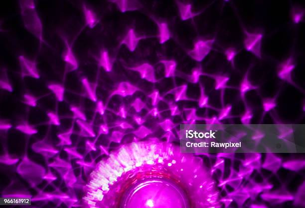 Фиолетовый Абстрактный Фон Отражения Света — стоковые фотографии и другие картинки Абстрактный - Абстрактный, Без людей, Горизонтальный