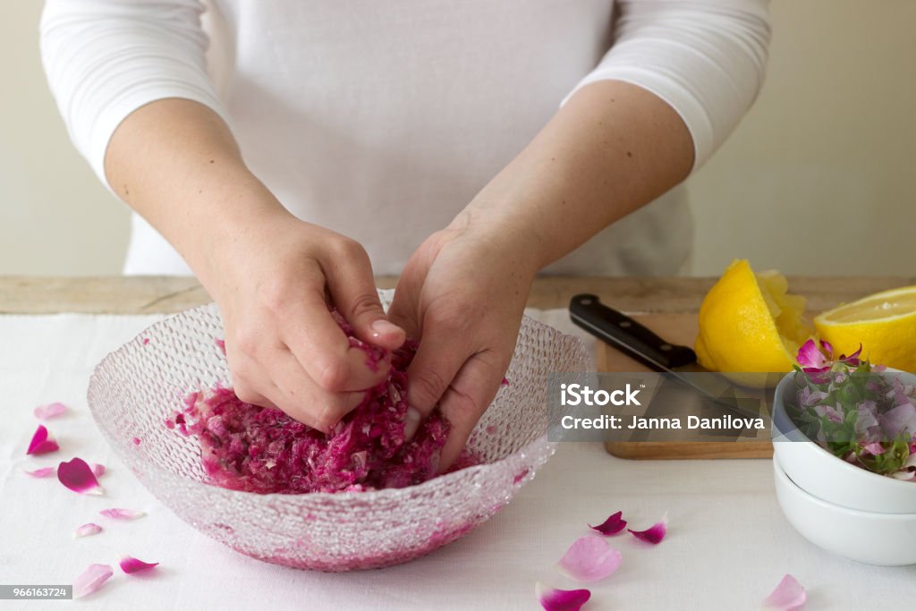 Женщина готовит варенье из роз, ингредиенты для варенья из роз. Ржавый стиль. - Стоковые фото Варенье роялти-фри