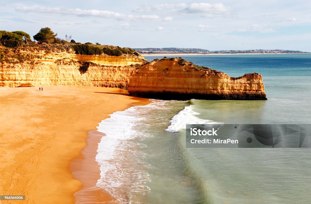 Panoramasicht auf die Felsformationen. Praia de Marinha, Caramujeira, Lagoa, Algarve, Portugal. - Lizenzfrei Portugal Stock-Foto