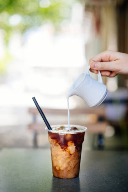 el vertido crema de cerveza fría café - folding hands fotografías e imágenes de stock