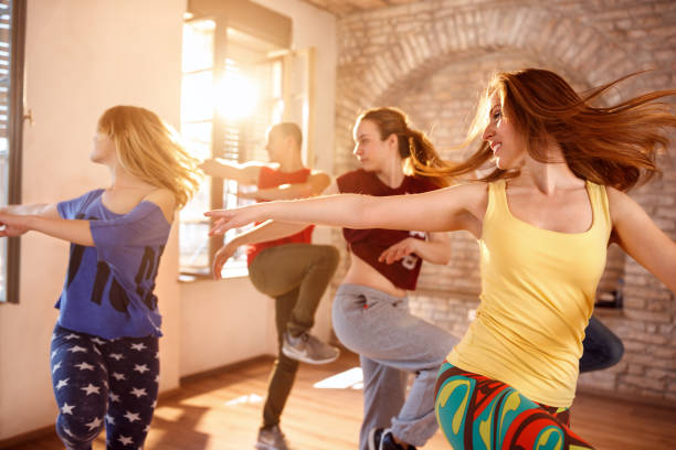 bailarinas bailando en el studio de baile - women teenage girls jumping dancing fotografías e imágenes de stock