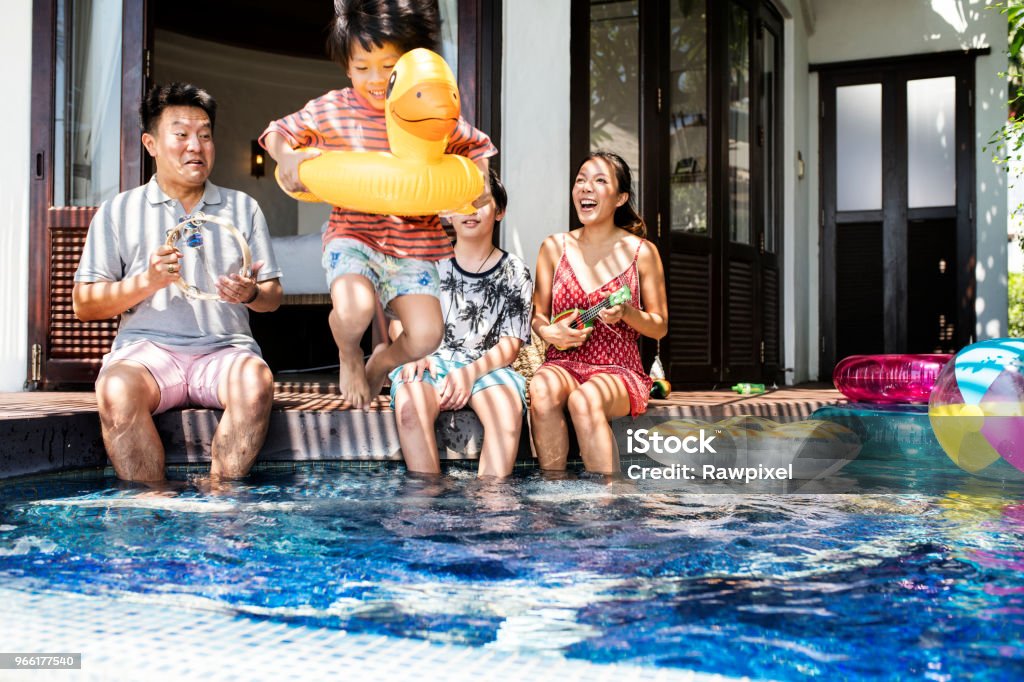 Familie in einem Pool spielen - Lizenzfrei Familie Stock-Foto