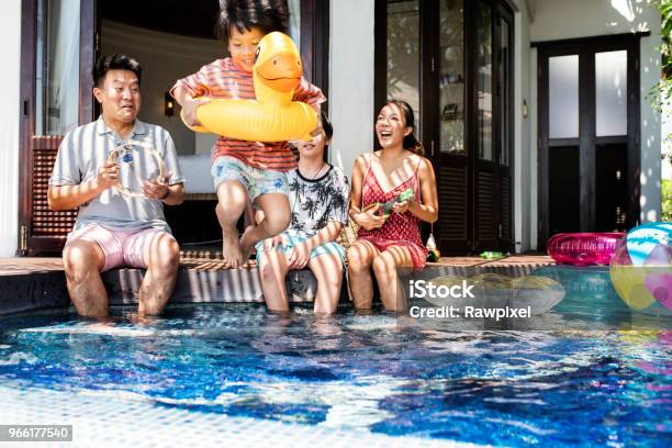 Familie In Einem Pool Spielen Stockfoto und mehr Bilder von Familie - Familie, Schwimmbecken, Wohnhaus