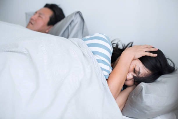 mann frau stören &#39; s schlaf mit seinem lauten schnarchen - couple love snoring sleeping stock-fotos und bilder
