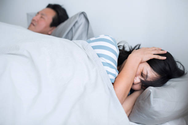 marido esposa de interrumpir &#39; sueño con su ronquido fuerte - couple love snoring sleeping fotografías e imágenes de stock