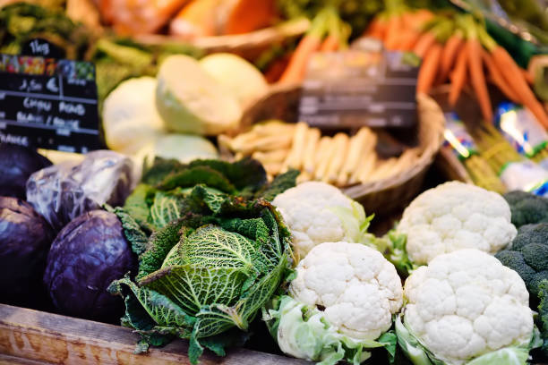 ortaggi freschi bio sul mercato contadino a strasburgo, francia - leaf vegetable vegetable market agricultural fair foto e immagini stock