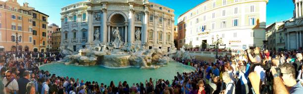 フォンタナ ディ トレビ、ローマ、イタリア、観光客のための磁石、彼らのカメラ - trevi fountain rome fountain panoramic ストックフォトと画像