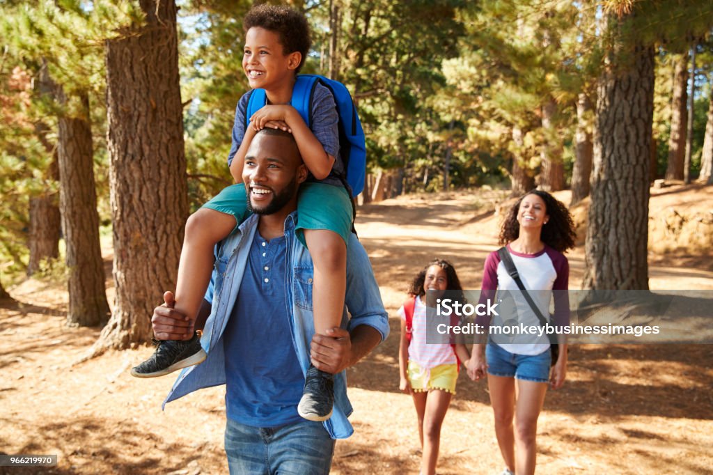 Famille sur randonnée aventure à travers la forêt - Photo de Famille libre de droits