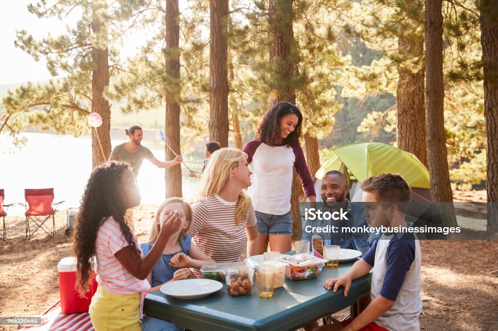 Famille avec des amis Camp lac sur randonnée aventure en forêt - Photo de Famille libre de droits