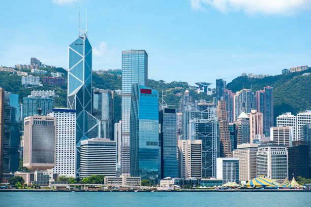 горизонт финансового района гонконга - hong kong billboard asia china стоковые фото и изображения