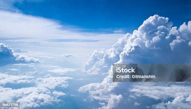 Céu E Nuvens - Fotografias de stock e mais imagens de Abstrato - Abstrato, Ambiente dramático, Azul