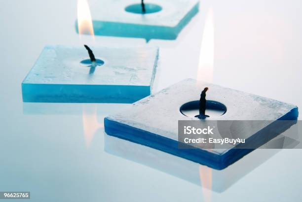 Candele Galleggianti - Fotografie stock e altre immagini di Candela - Attrezzatura per illuminazione - Candela - Attrezzatura per illuminazione, Candela galleggiante, Freddo