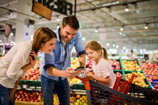 istock Family shopping 966280284