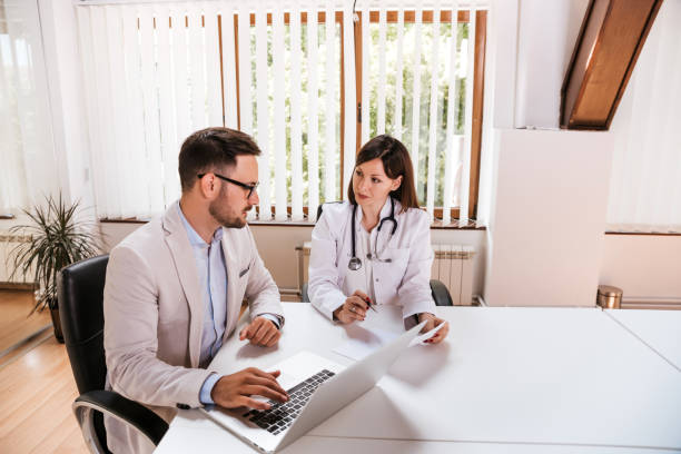 médico mujer discutiendo con el gerente. - adminstrator fotografías e imágenes de stock