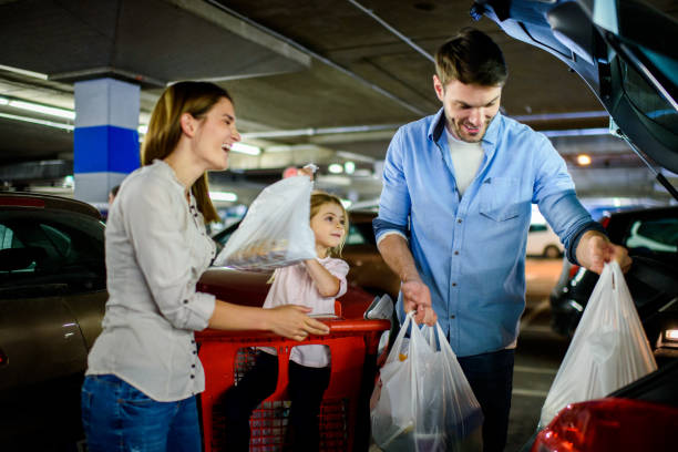 istock Family shopping 966281532