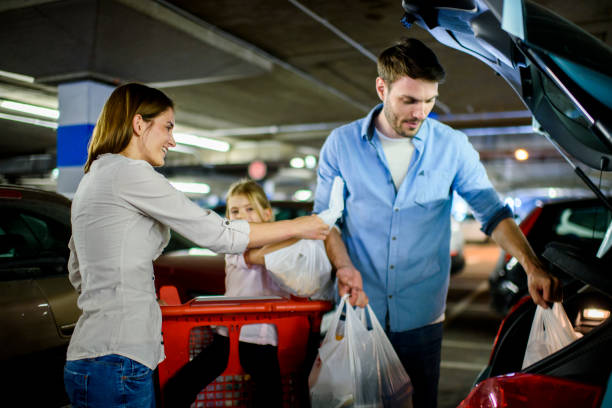 istock Family shopping 966281538
