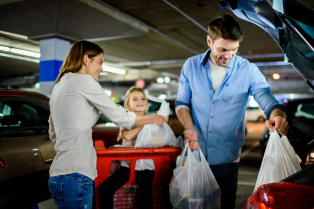 istock Family shopping 966281540