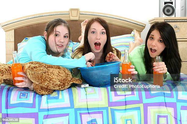 Adolescenti Guardando La Tv A Casa - Fotografie stock e altre immagini di Letto - Letto, Ragazze adolescenti, Scalzo