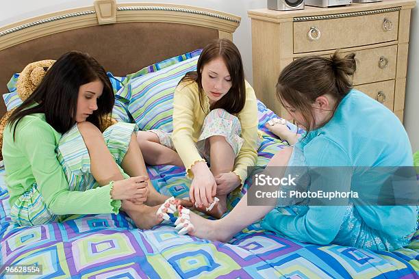 Foto de Slumber Party Pedicure e mais fotos de stock de Adolescente - Adolescente, Criança, Slumber Party