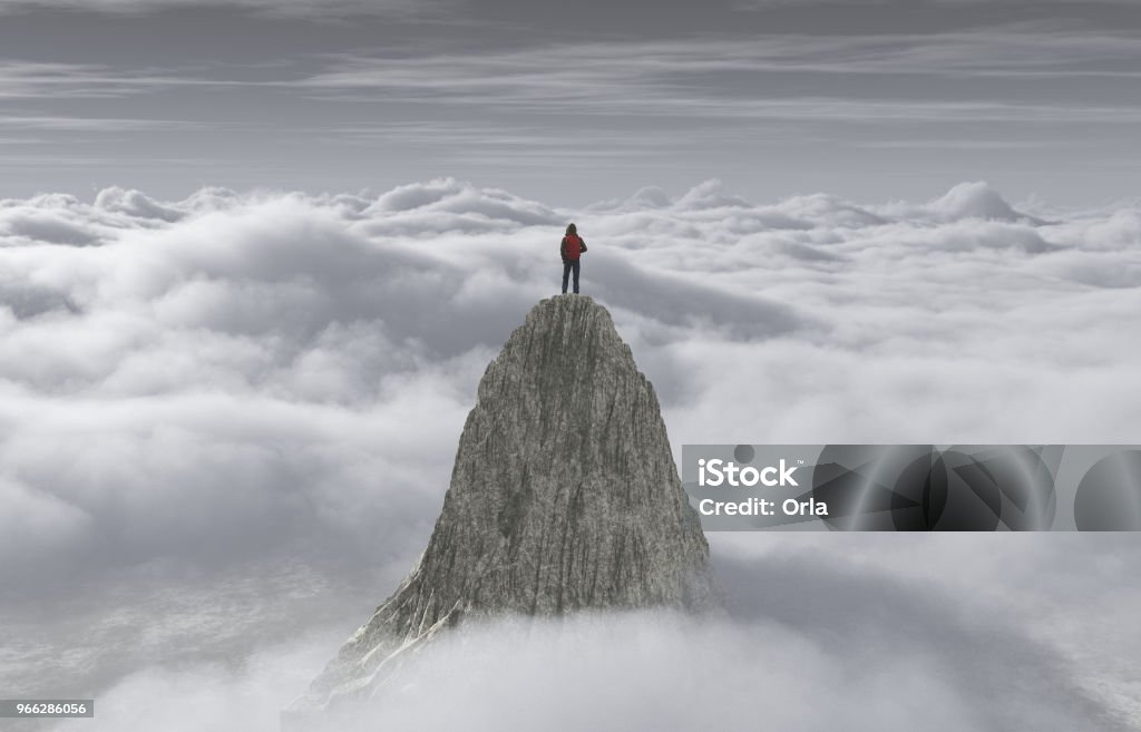 Um homem em um penhasco de pedra sobre as nuvens. Conceito de sucesso. - Foto de stock de Nuvem royalty-free