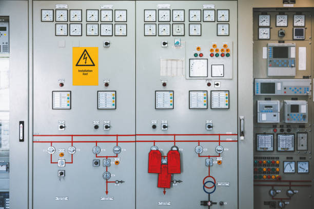 systèmes d’alimentation armoire - electricity industry factory control panel photos et images de collection