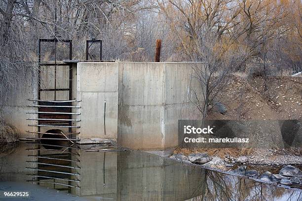 Photo libre de droit de Déviation Dam Et Inlet Pour Lirrigation Du Fossé banque d'images et plus d'images libres de droit de Agriculture - Agriculture, Arbre, Arroser