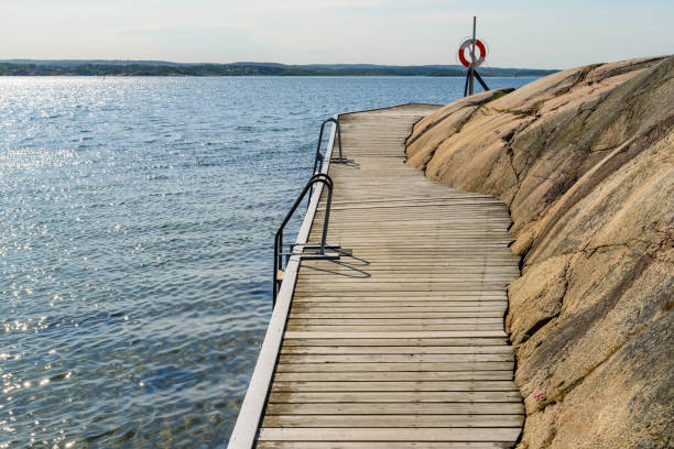 cais de madeira banho - sweden summer swimming lake - fotografias e filmes do acervo