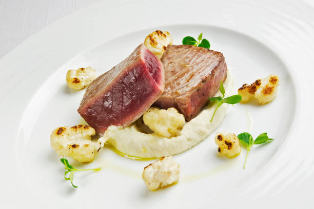 capesante di tonno rosso con purè di patate e cavolfiore alla griglia - tuna steak fillet food plate foto e immagini stock