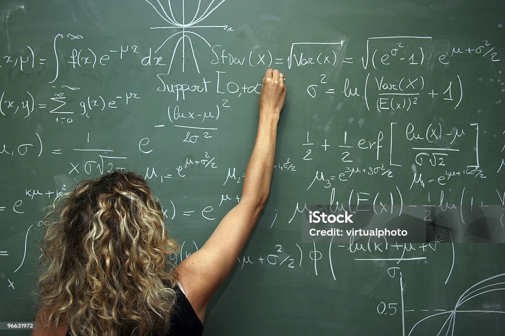 student löst Mathematikstunde problem auf Tafel - Lizenzfrei Mathematisches Symbol Stock-Foto