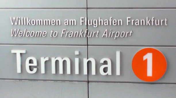 フランクフルト空港ターミナル 1 ドイツ ヨーロッパの記号を見る - frankfurt international airport ストックフォトと画像