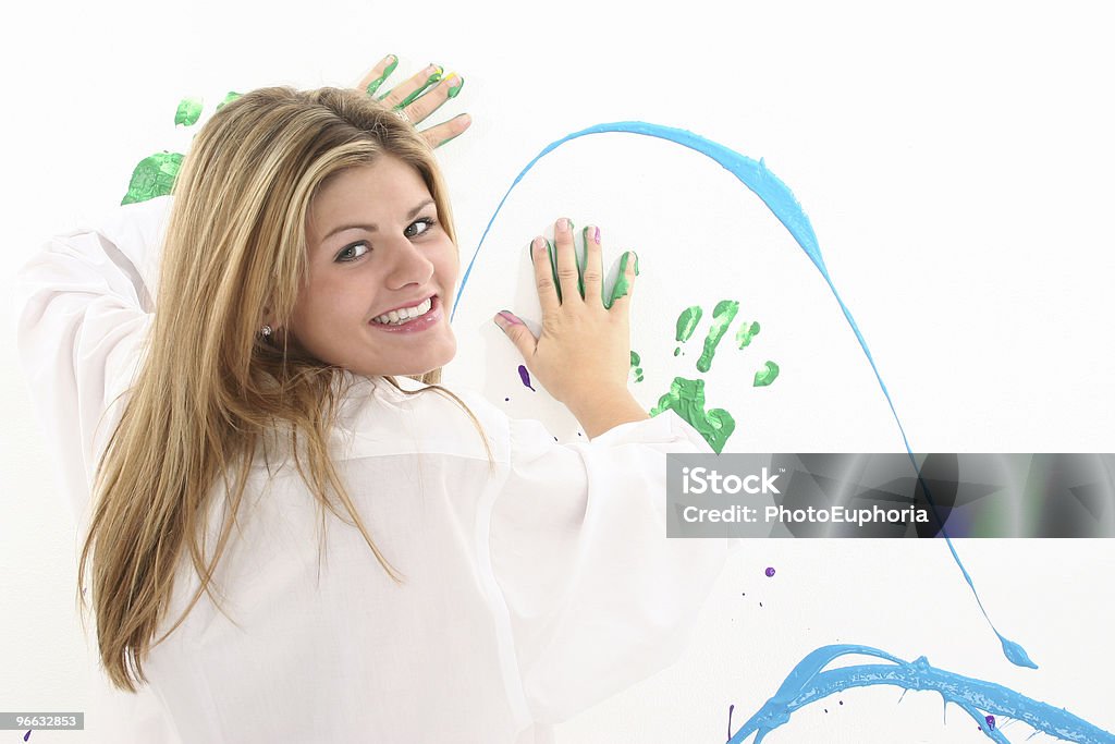 Schöne Junge Frau Gemälde an der Wand - Lizenzfrei Attraktive Frau Stock-Foto