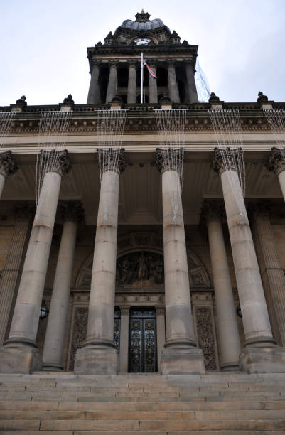 vista frontal del pasillo de ciudad de leeds con pasos de columnas portones y torre del reloj - leeds england leeds town hall town uk fotografías e imágenes de stock