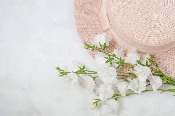Cancion De Verano Sombrero Bouquet De Flores Blancas Sobre Un Fondo Blanco El Concepto De Verano Calor Relajación Foto de stock y más banco de imágenes de Belleza - iStock Cancion De Verano Sombrero Bouquet De Flores Blancas Sobre Un Fondo Blanco El Concepto De Verano Calor Relajación Foto de stock y más banco de imágenes de Belleza - iStock