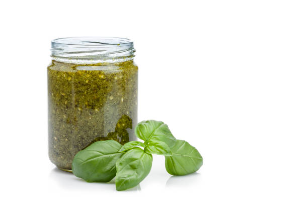 pesto 소스 흰색 배경에 고립의 유리 용기 - jar pesto sauce packaging food 뉴스 사진 이미지