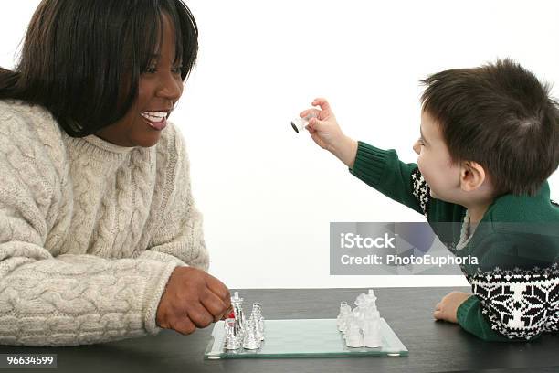 Juego De Ajedrez Foto de stock y más banco de imágenes de Grupo multiétnico - Grupo multiétnico, Adulto, Familia