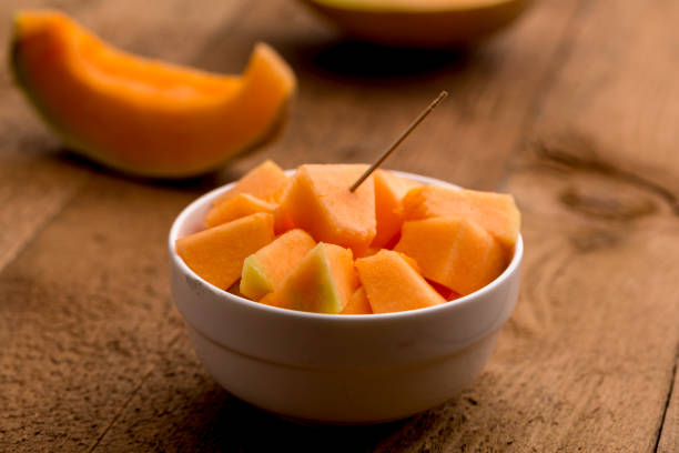 그릇에 muskmelon 큐브 - watermelon fruit food portion 뉴스 사진 이미지