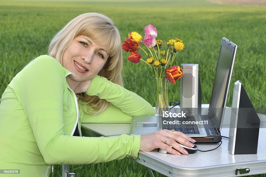 Frau auf die Natur - Lizenzfrei Attraktive Frau Stock-Foto