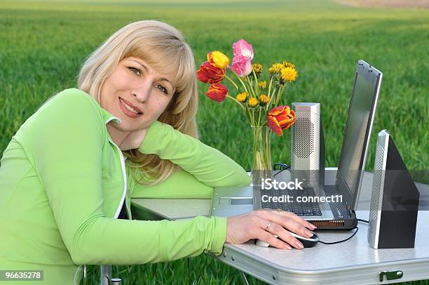 Frau Auf Die Natur Stockfoto und mehr Bilder von Attraktive Frau - Attraktive Frau, Blondes Haar, Blume