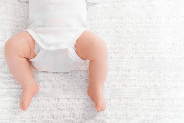 new born baby cuadrados - baby baby blanket human foot towel fotografías e imágenes de stock