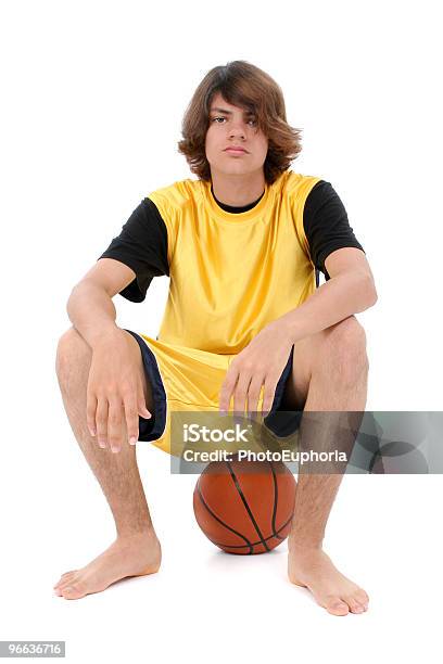Ragazzo Adolescente Seduto Su Palla Di Basket Su Sfondo Bianco - Fotografie stock e altre immagini di Bambini maschi