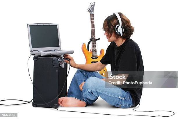Junge Teenager Mit Egitarre Amp Und Laptop Stockfoto und mehr Bilder von Kind - Kind, Computer, Gitarre