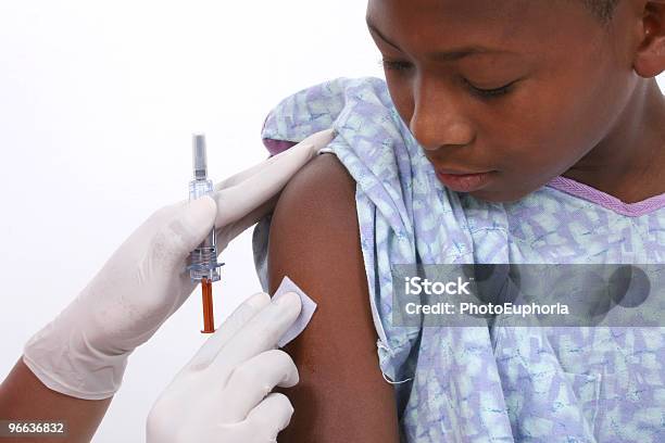 남자아이 In 병원복 소개 받고 주입형에 백신접종에 대한 스톡 사진 및 기타 이미지 - 백신접종, 아이, 흰색 배경