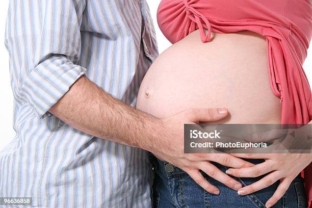 Pai E Mãe Segurando A Barriga - Fotografias de stock e mais imagens de Adulto - Adulto, Amor, Carregar